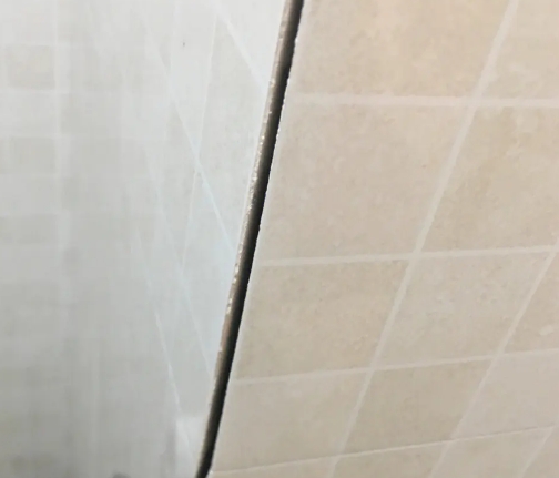 连城瓷砖空鼓维修公司分享阳台瓷砖脱落的修复过程可以分为以下几个步骤