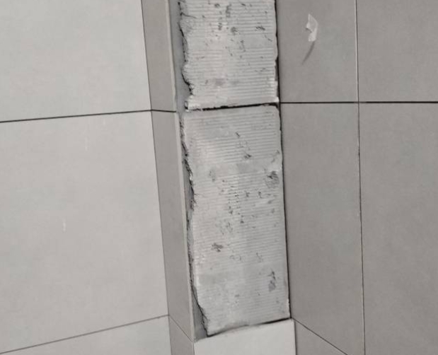 连城瓷砖空鼓维修公司分享下瓷砖施工前基层浇水润湿程度不足，可能导致以下问题
