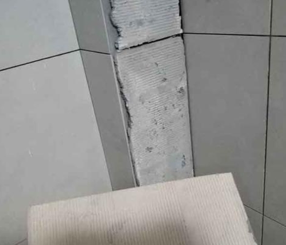 连城瓷砖空鼓维修公司分享下厨房瓷砖脱落的补救措施。